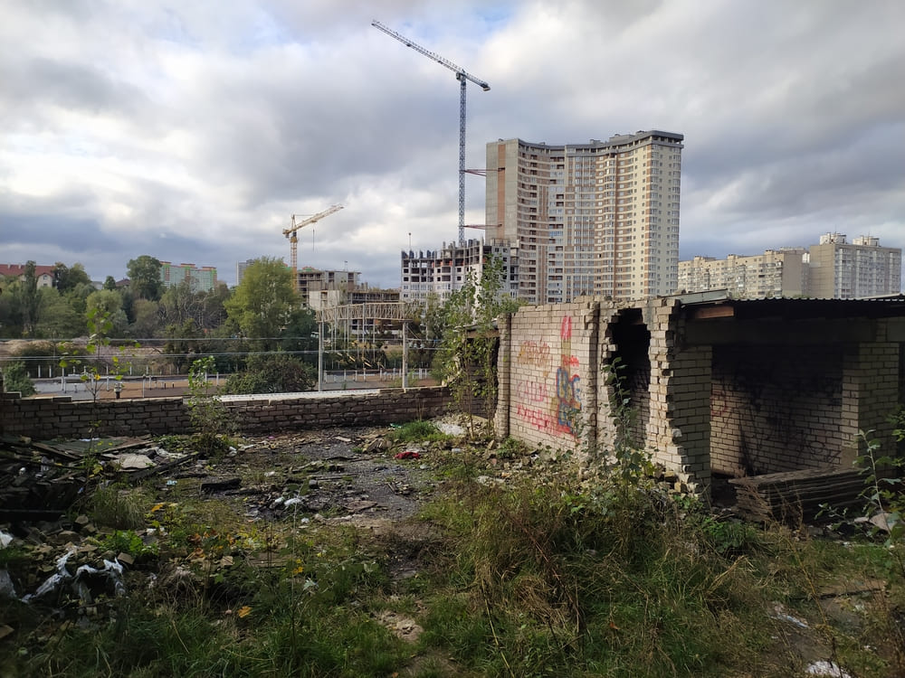 Щось руйнується, щось одночасно будується. Це постійний процес. Кризи посилюють одні процеси та сповільнюють інші. Безперервний цикл життя Всесвіту. Щось руйнується, щось одночасно будується. Це постійний процес. Кризи посилюють одні процеси та сповільнюють інші. Безперервний цикл життя Всесвіту.
