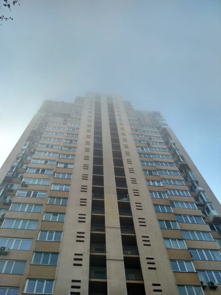 Той самий славнозвісний будинок з ближчого ракурсу.