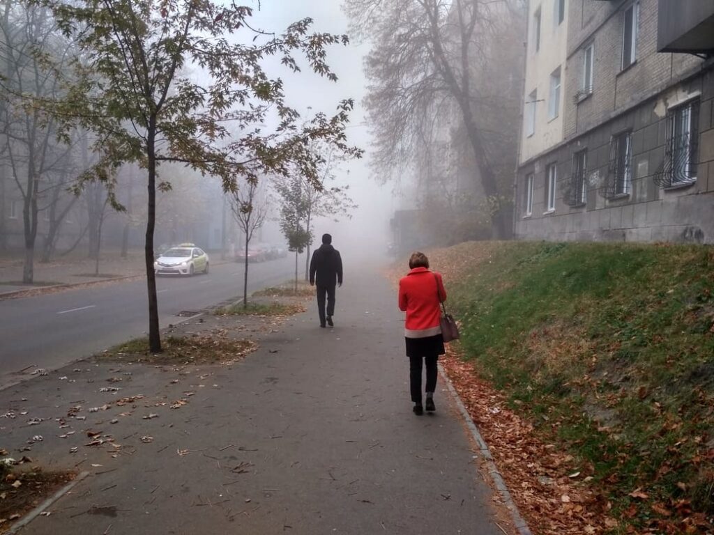Люди поспішають розчинитися у тумані міста, вулиця Єреванська.