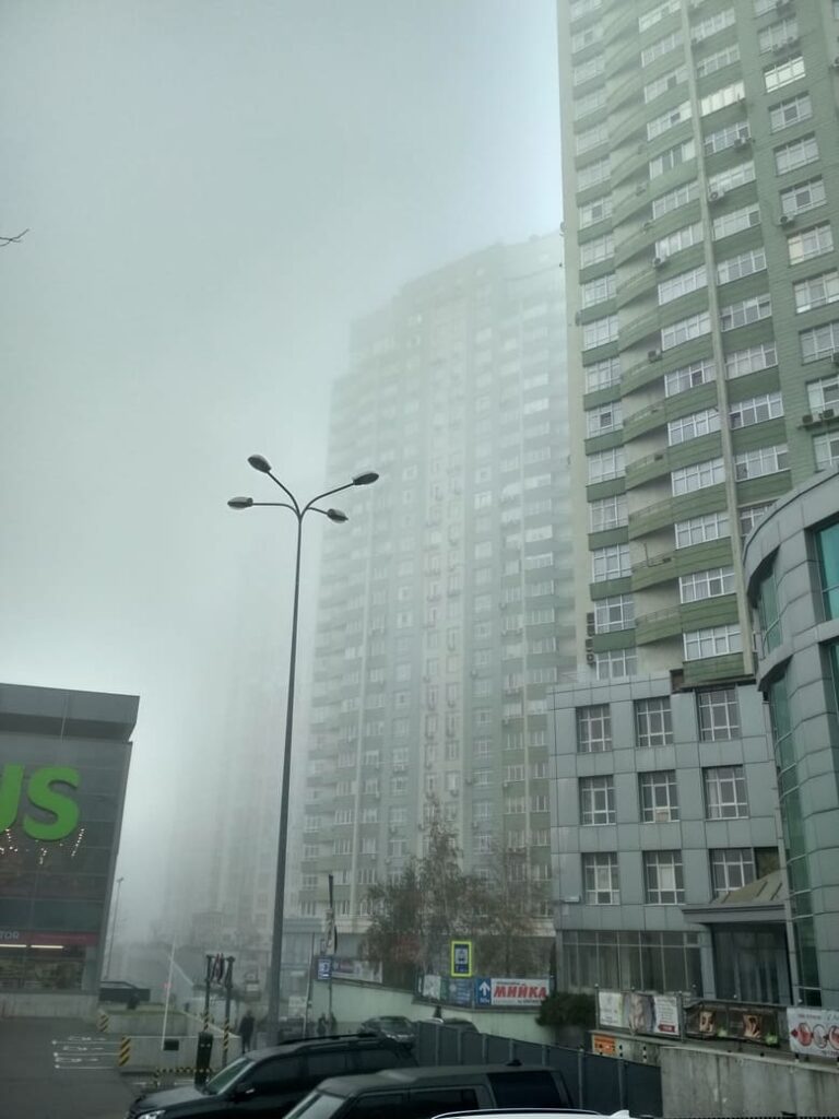 Хмарочоси, що оточують супермаркет NOVUS по проспекту проспект Валерія Лобановського.