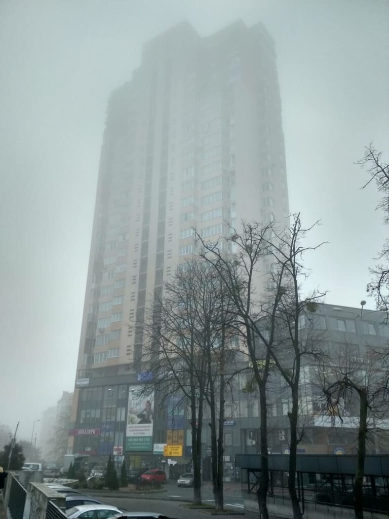 Славнозвісний будинок на проспекті Лобановського 6А, в який 26.02.2022 прилетіла російська ракета. На цьому фото він ще цілий.