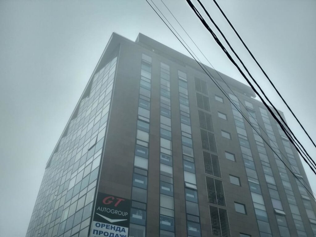 Легка димка навколо Star Center БЦ.