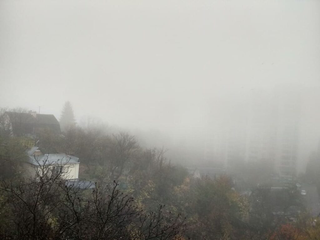 Приватний сектор який ховається в тумані, історична місцевість Олександрівська слобідка.