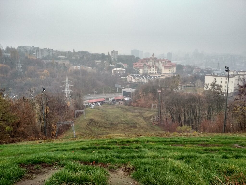 Вид на місто з гори гірськолижного комплексу Протасів Яр. Вид на місто з гори гірськолижного комплексу Протасів Яр.