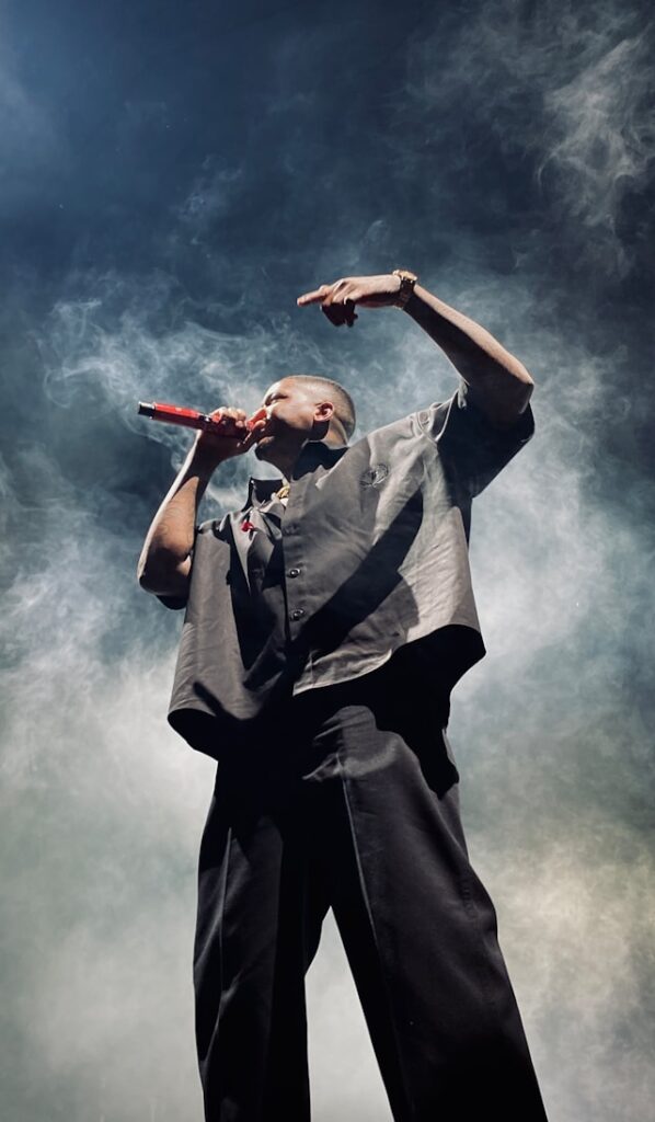 Всі ми любимо час від часу послухати треки про мазефаку. Але можна не тільки слухати, а і бачити мазефаку візуально. Про Тупака, Дре, К'юба та інших відомих виконавців вже зняли фільми. Нумо дивитися! Всі ми любимо час від часу послухати треки про мазефаку. Але можна не тільки слухати, а і бачити мазефаку візуально. Про Тупака, Дре, К'юба та інших відомих виконавців вже зняли фільми. Нумо дивитися!