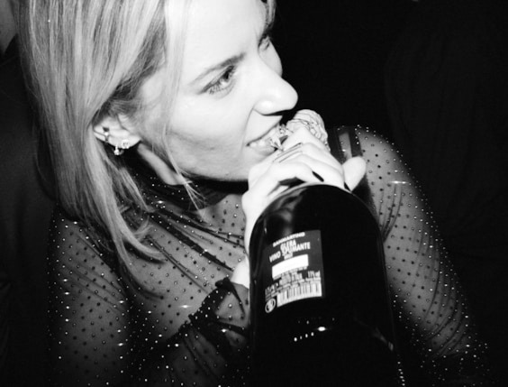 Збуджена хастлериця. Збуджена хастлериця.