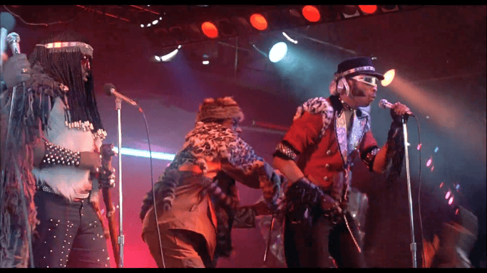 Виступ декількох колоритних МС на сцені клубу Roxy. Виступ декількох колоритних МС на сцені клубу Roxy.