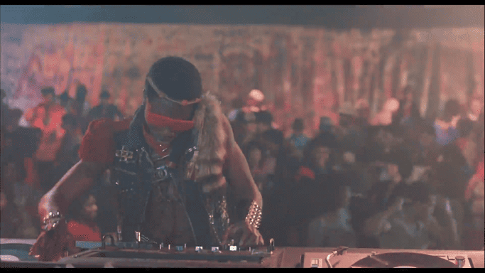 Діджей(DJ) заводить публіку, його вбрання викликає захват та повагу. Стиль всіх героїв в цьому фільмі на максимумі.